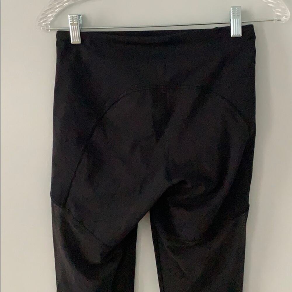 LuLuLemon Tight Mesh Inset Zipper Pockets Capri - Picture 4 of 13